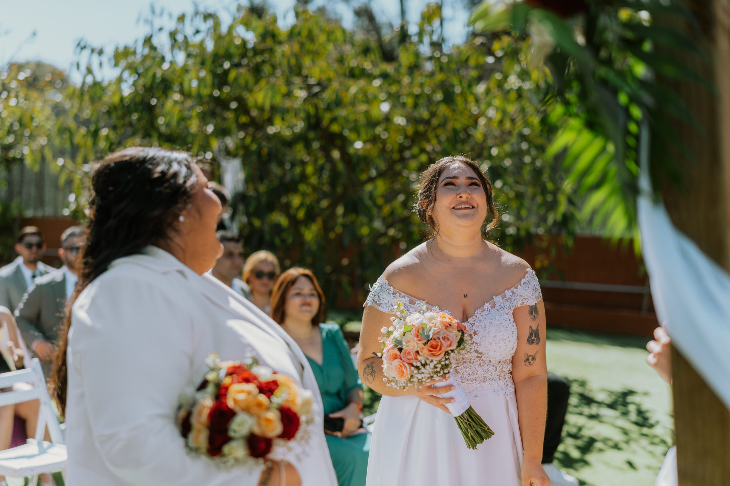 Sesión de fotos de novios durante la hora dorada