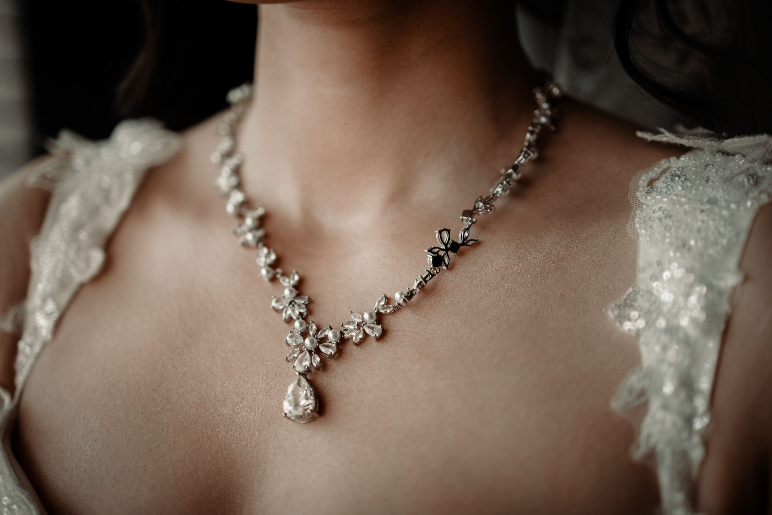 Joyas de Boda: Cómo Combinar tu Anillo de Compromiso con las Alianzas Sin Cometer Errores