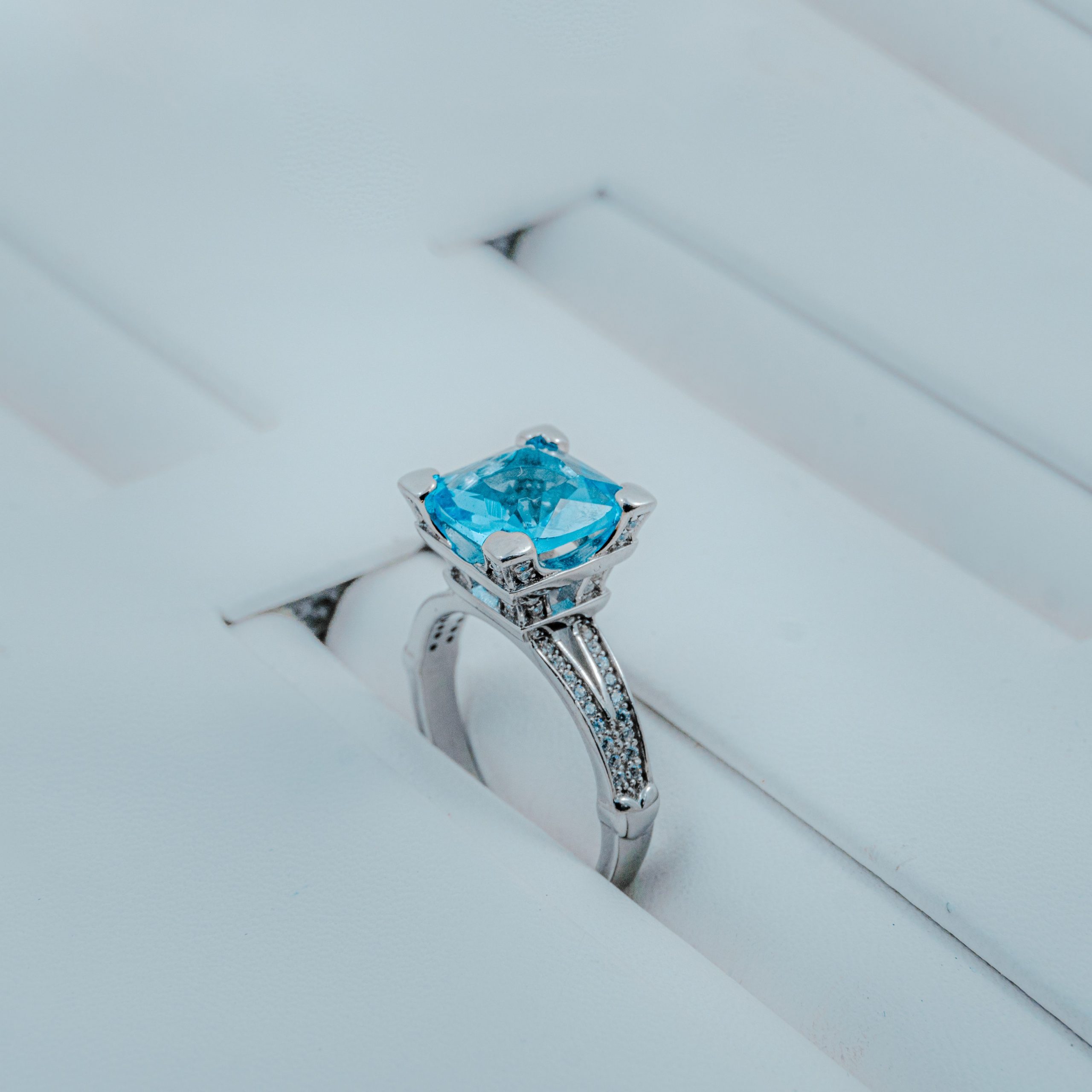 Alianzas de boda y anillo de compromiso en bodegón de detalles